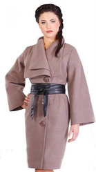 Женское пальто с поясом и двойным отворотом 